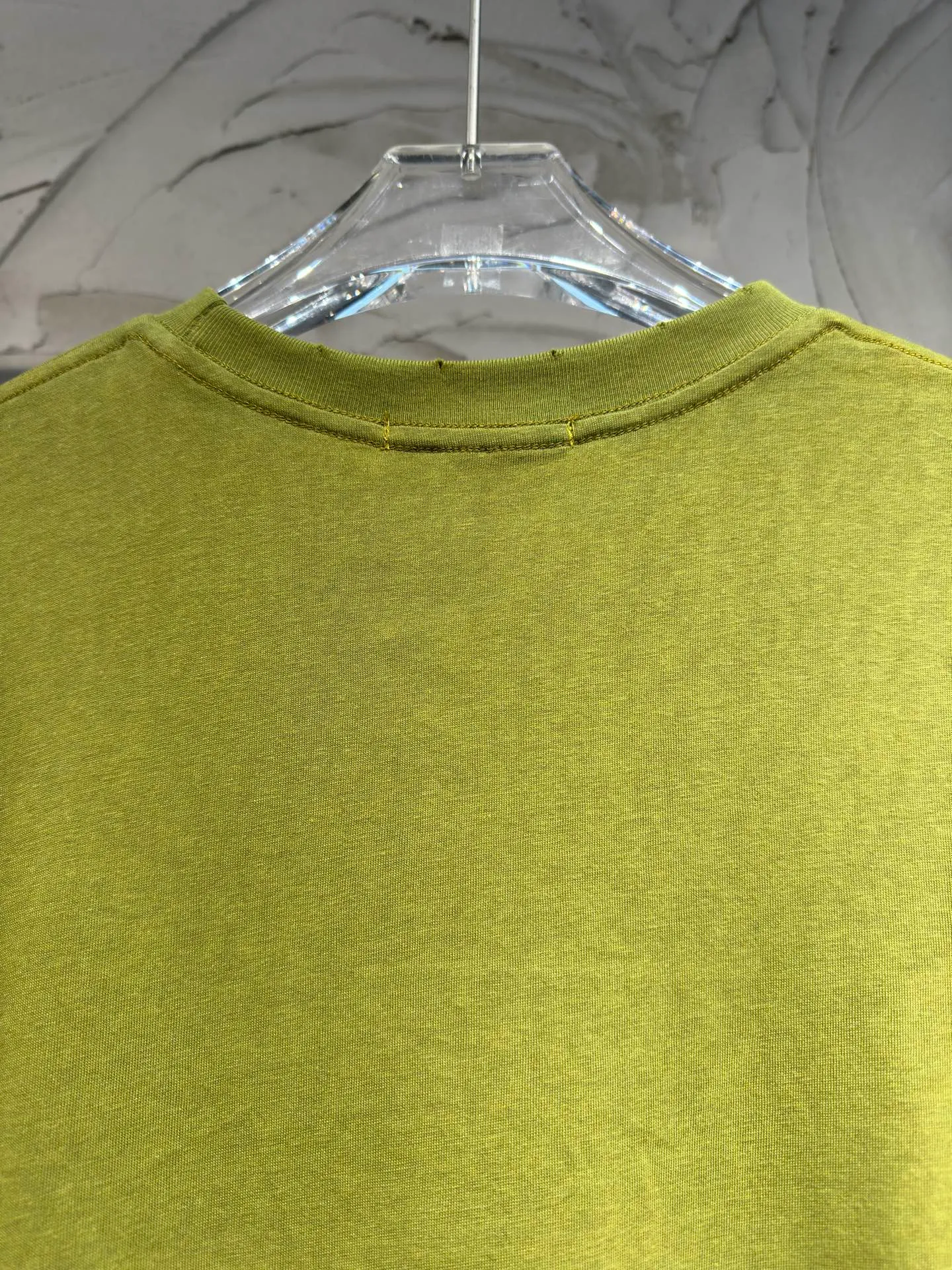 The highest version of Acne Studios long-sleeved Series distressed, dirty and mud-dyed long-sleeved T-shirts. The long-sleeved T-shirts with stir-fried colors and distressed edges are not picky. The snowflake cotton fabric feels soft and smooth and is not easy to wash. The fabric has been processed so it is sturdier than the quality ones in the counter. It can be used as sun protection clothing in summer. The same fabric as the original one is relatively thin. The feel and count are in place. The fried yellowing effect is cool. The printing effect is also in place. Details are online for comparison. 1 color four codes #long sleeve t-shirt # #acne Color: White, Black, Light Blue, Light Pink, Purple, Green Size: S M LXL